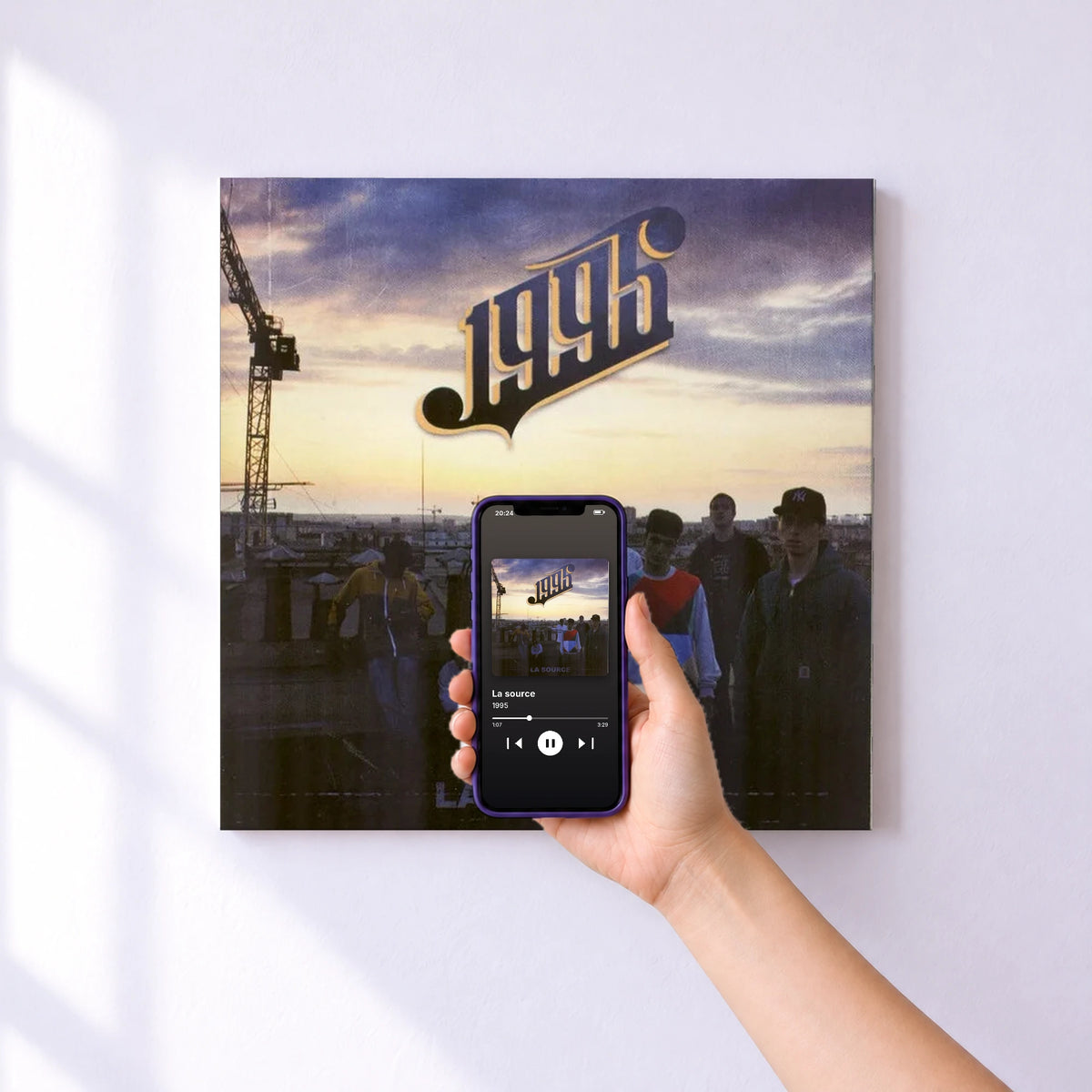 Affiche connectée La source de 1995 au mur : l'album se lance en approchant le téléphone