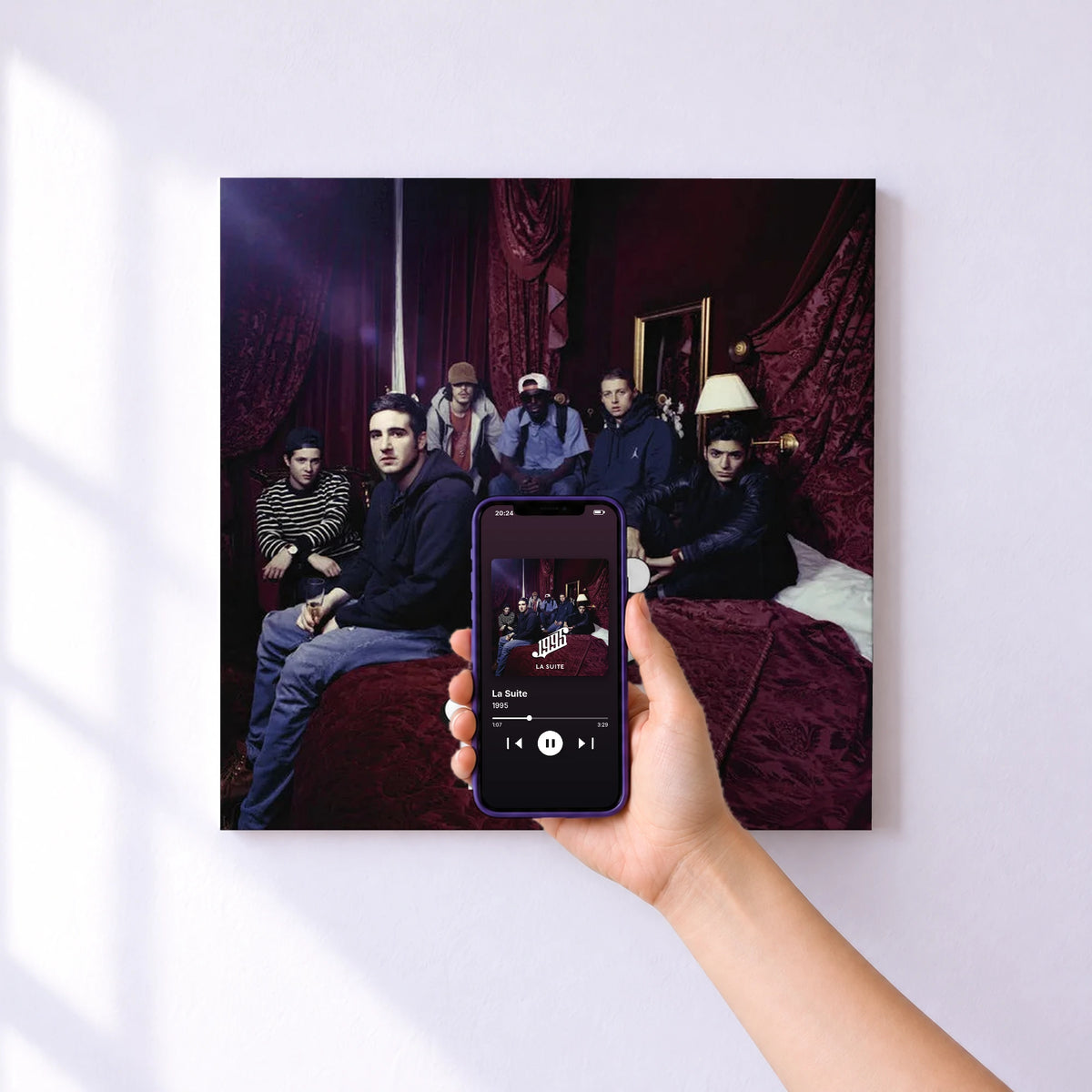 Affiche connectée La Suite de 1995 au mur : l'album se lance en approchant le téléphone