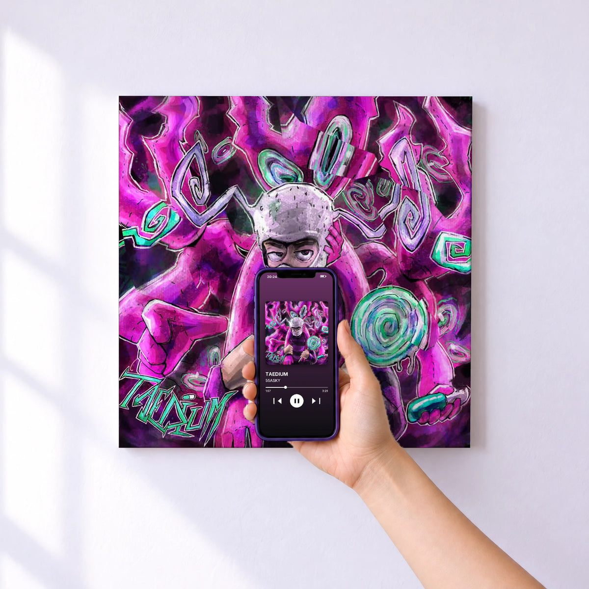 Affiche connectée TAEDIUM de 55ASKY au mur : l'album se lance en approchant le téléphone