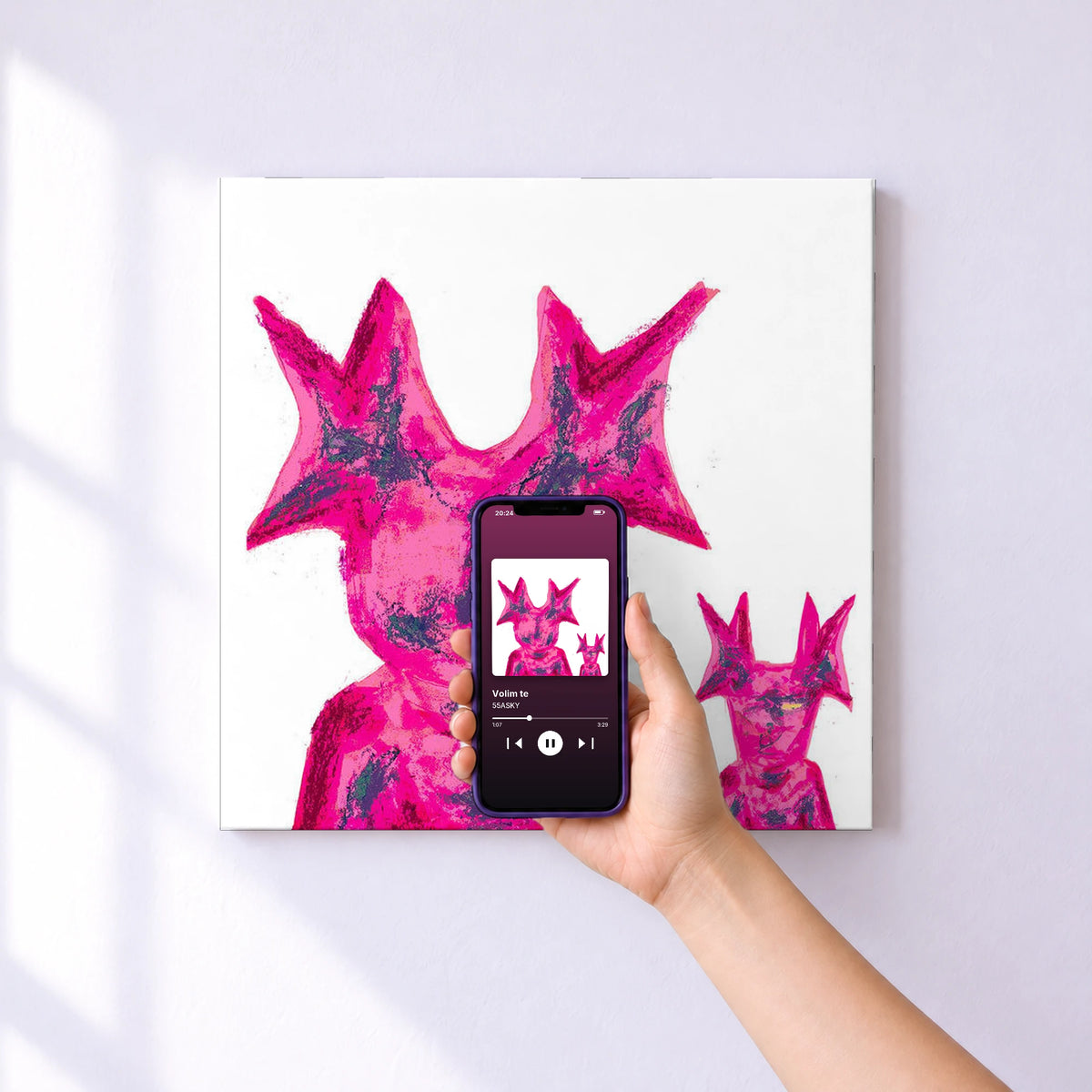 Affiche connectée Volim te de 55ASKY au mur : l'album se lance en approchant le téléphone