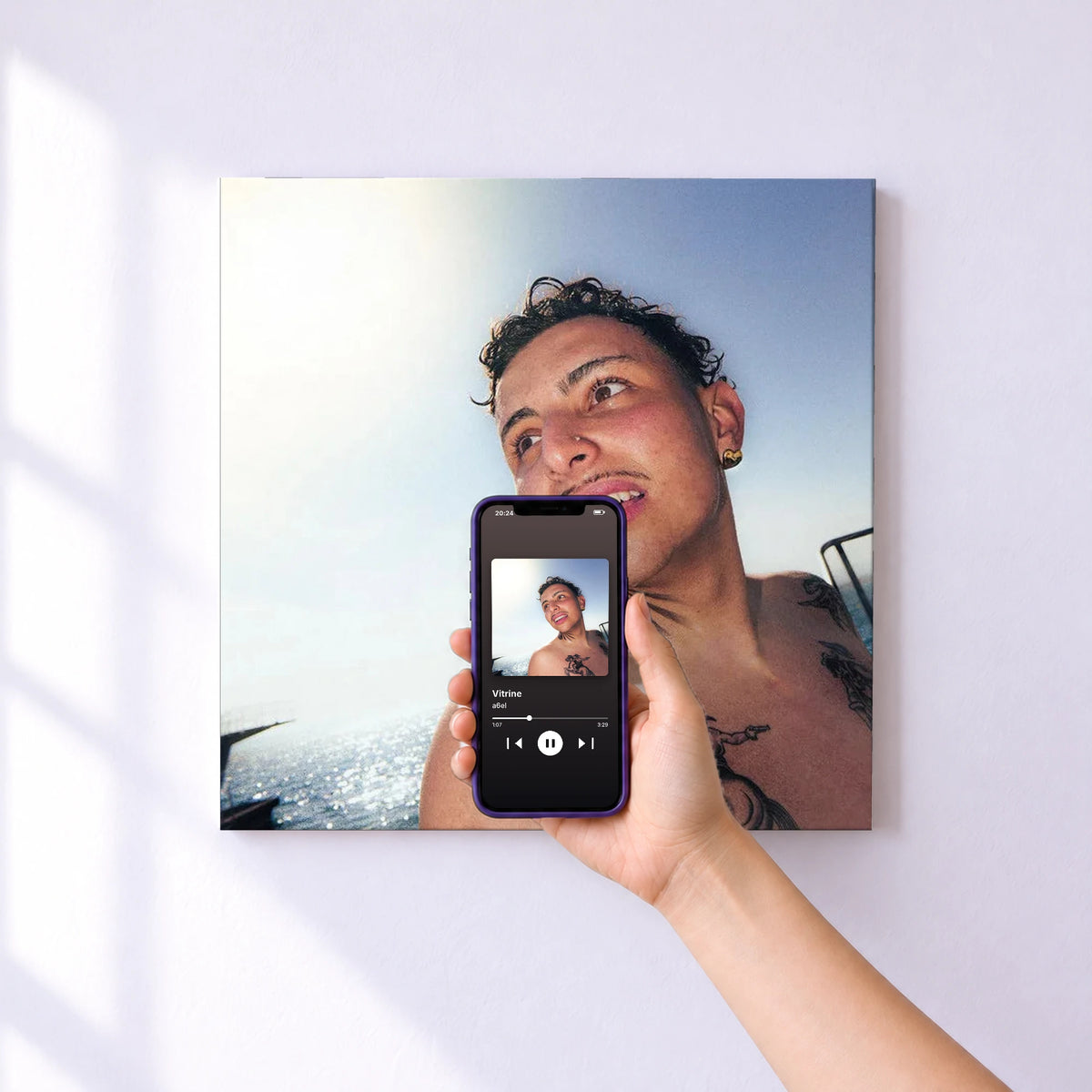 Affiche connectée Vitrine de a6el au mur : l'album se lance en approchant le téléphone