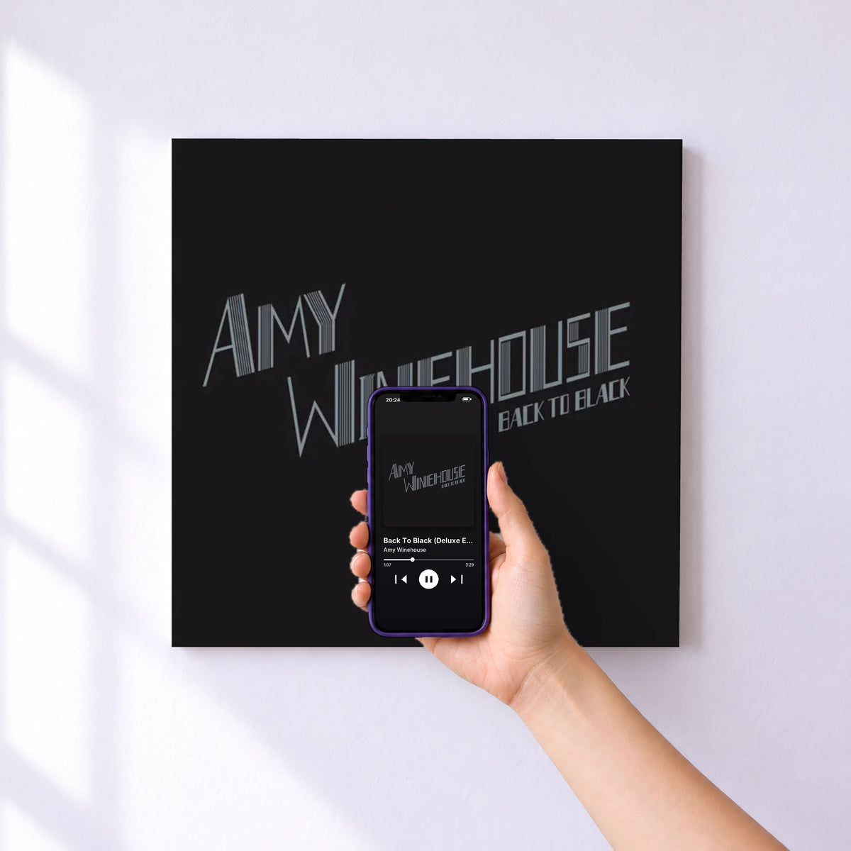 Affiche connectée Back To Black (Deluxe Edition) de Amy Winehouse au mur : l'album se lance en approchant le téléphone