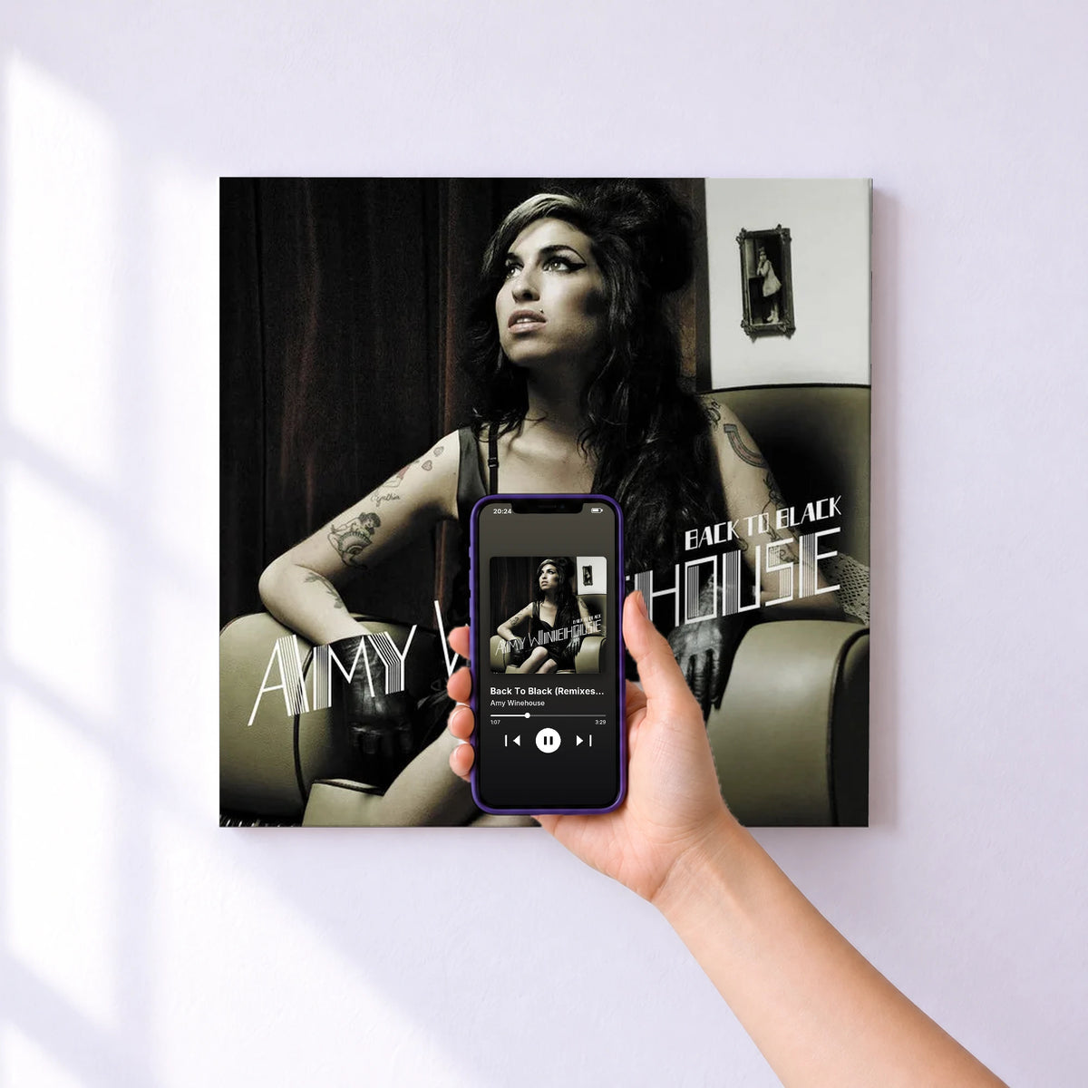 Affiche connectée Back To Black (Remixes & B Sides) de Amy Winehouse au mur : l'album se lance en approchant le téléphone