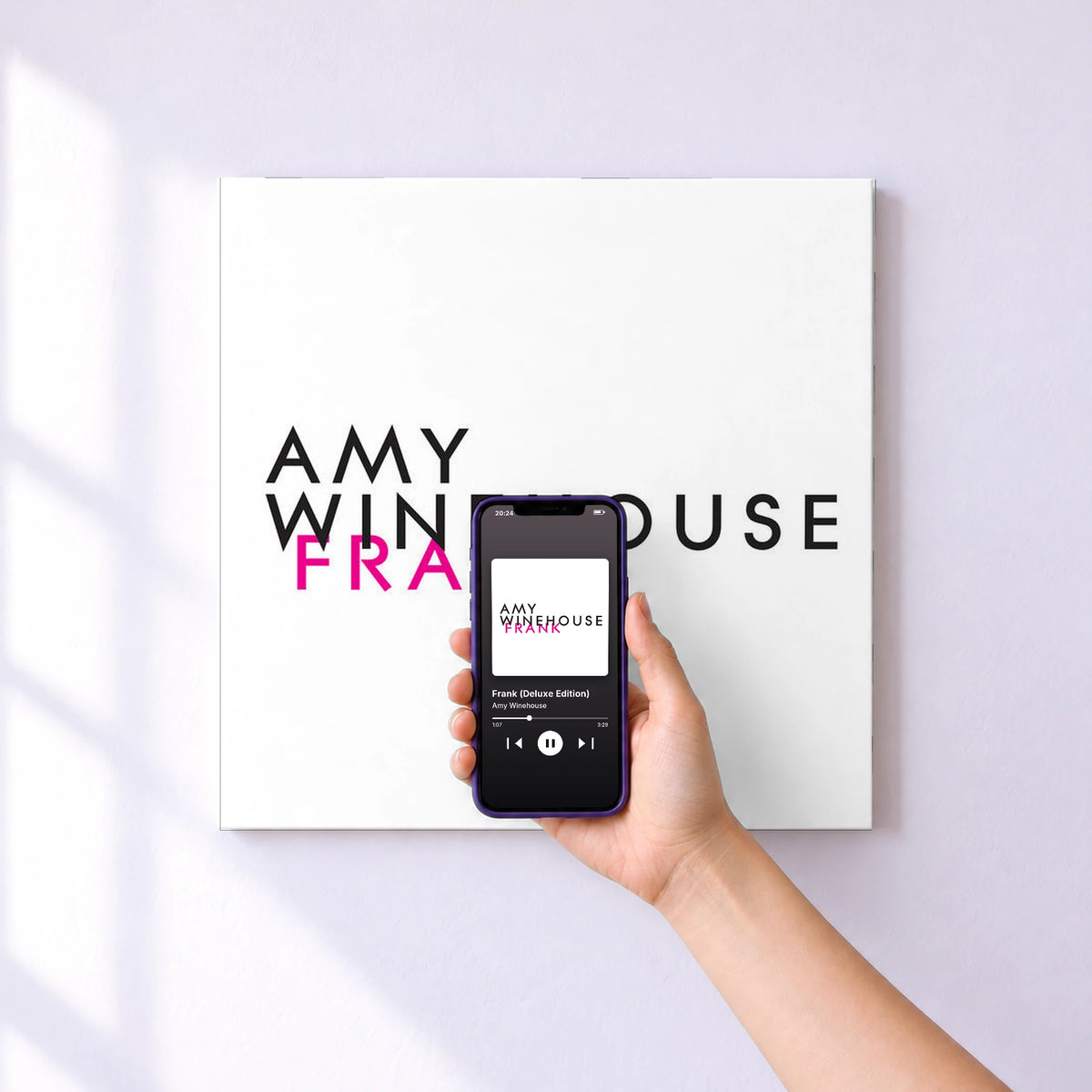 Affiche connectée Frank (Deluxe Edition) de Amy Winehouse au mur : l'album se lance en approchant le téléphone