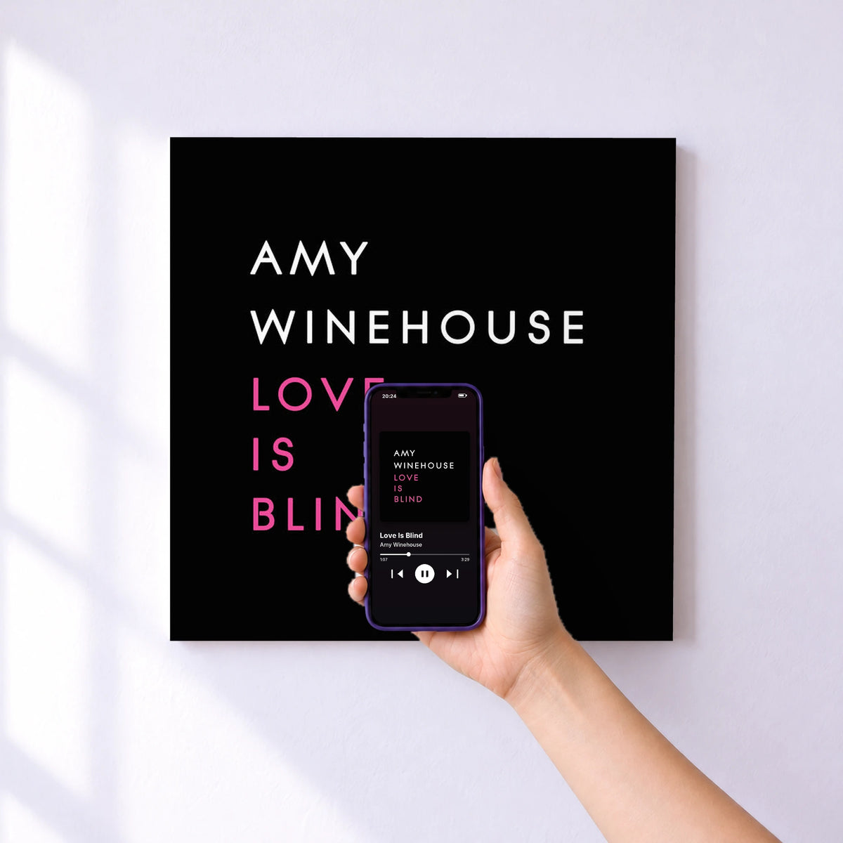 Affiche connectée Love Is Blind de Amy Winehouse au mur : l'album se lance en approchant le téléphone