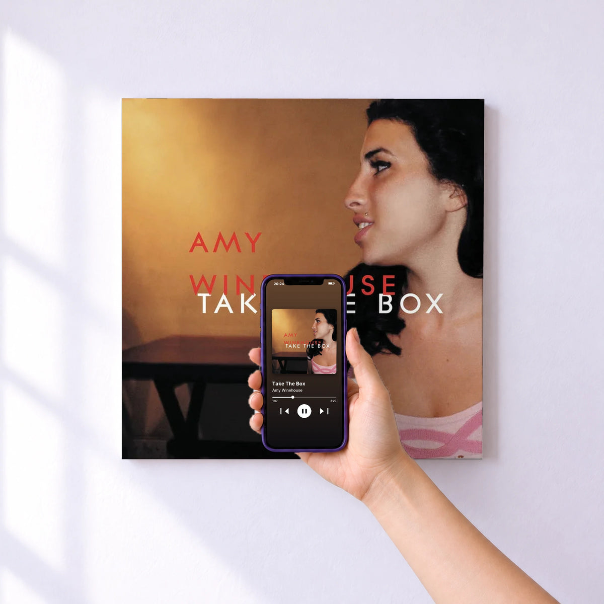 Affiche connectée Take The Box de Amy Winehouse au mur : l'album se lance en approchant le téléphone