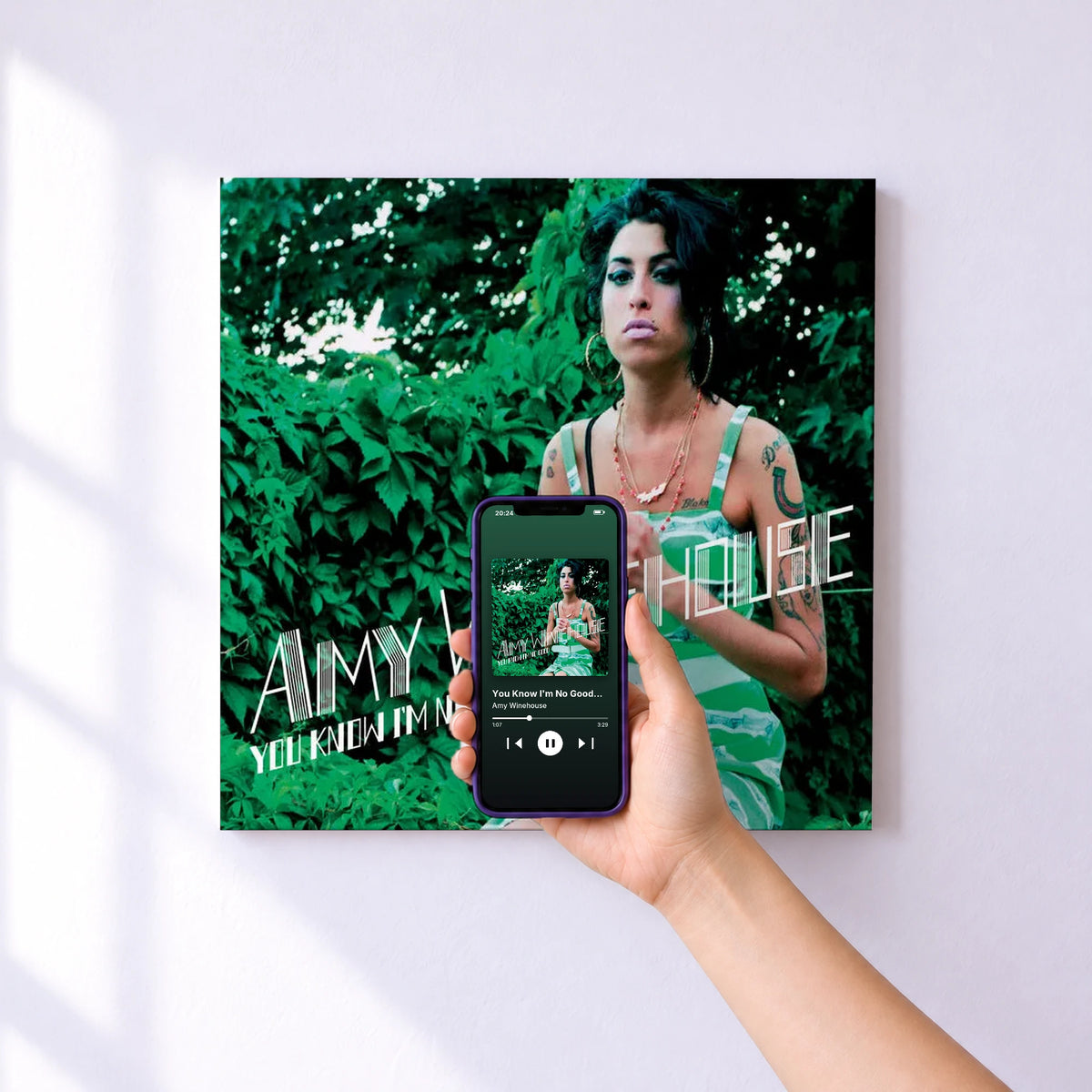 Affiche connectée You Know I'm No Good (Remixes & B Sides) de Amy Winehouse au mur : l'album se lance en approchant le téléphone