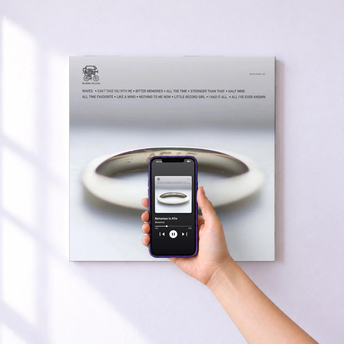 Affiche connectée Bahamas Is Afie de Bahamas au mur : l'album se lance en approchant le téléphone