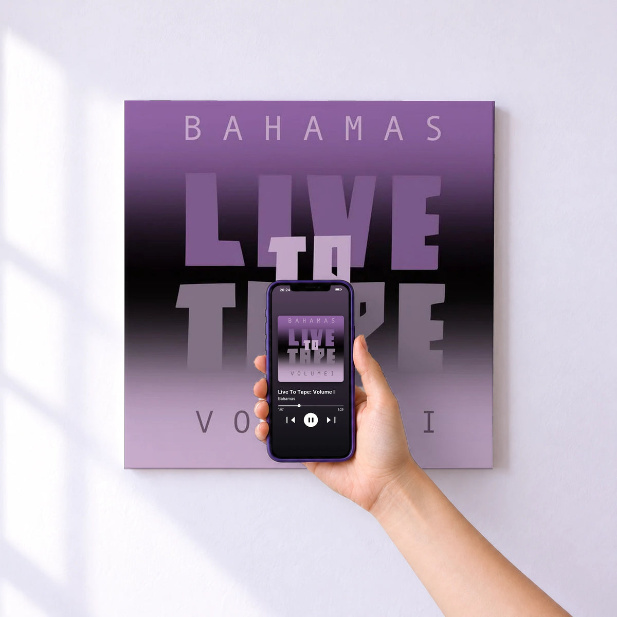 Affiche connectée Live To Tape: Volume I de Bahamas au mur : l'album se lance en approchant le téléphone