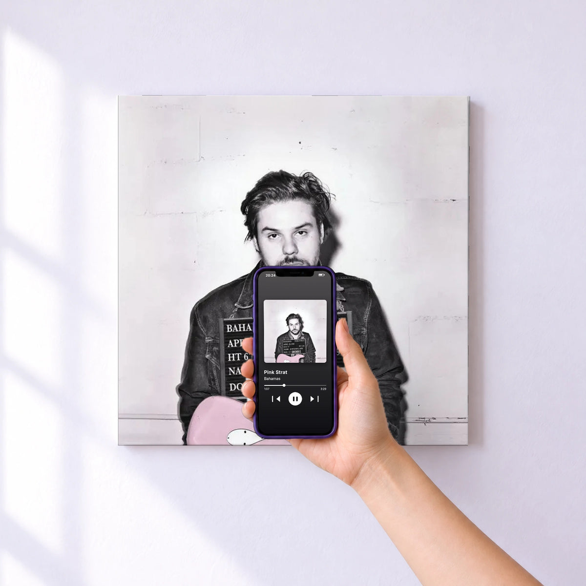 Affiche connectée Pink Strat de Bahamas au mur : l'album se lance en approchant le téléphone