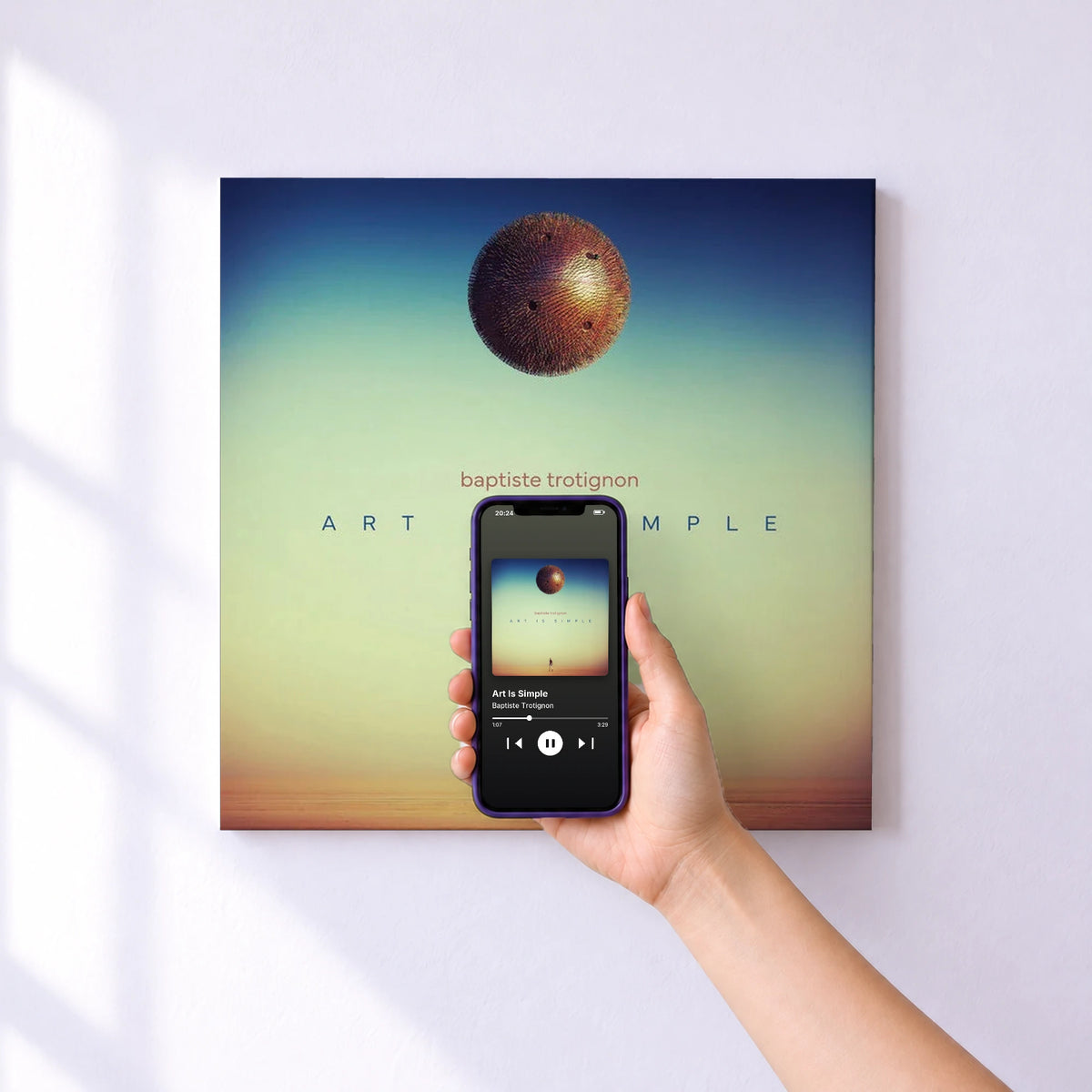 Affiche connectée Art Is Simple de Baptiste Trotignon au mur : l'album se lance en approchant le téléphone