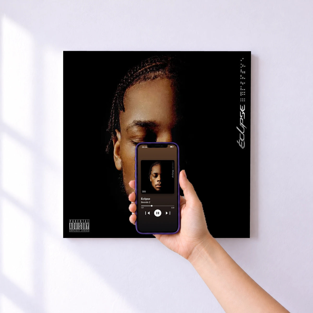Affiche connectée Éclipse de Beendo Z au mur : l'album se lance en approchant le téléphone