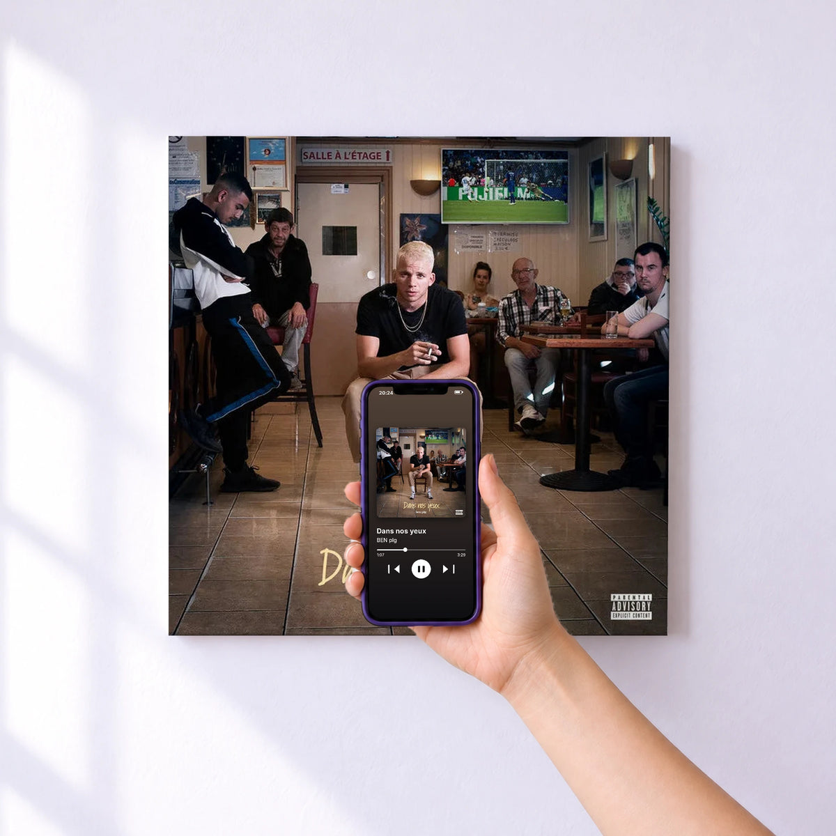 Affiche connectée Dans nos yeux de BEN plg au mur : l'album se lance en approchant le téléphone