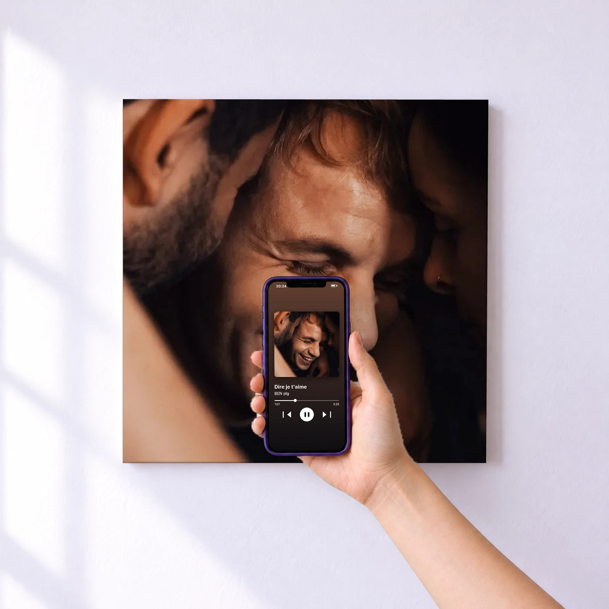 Affiche connectée Dire je t'aime de BEN plg au mur : l'album se lance en approchant le téléphone
