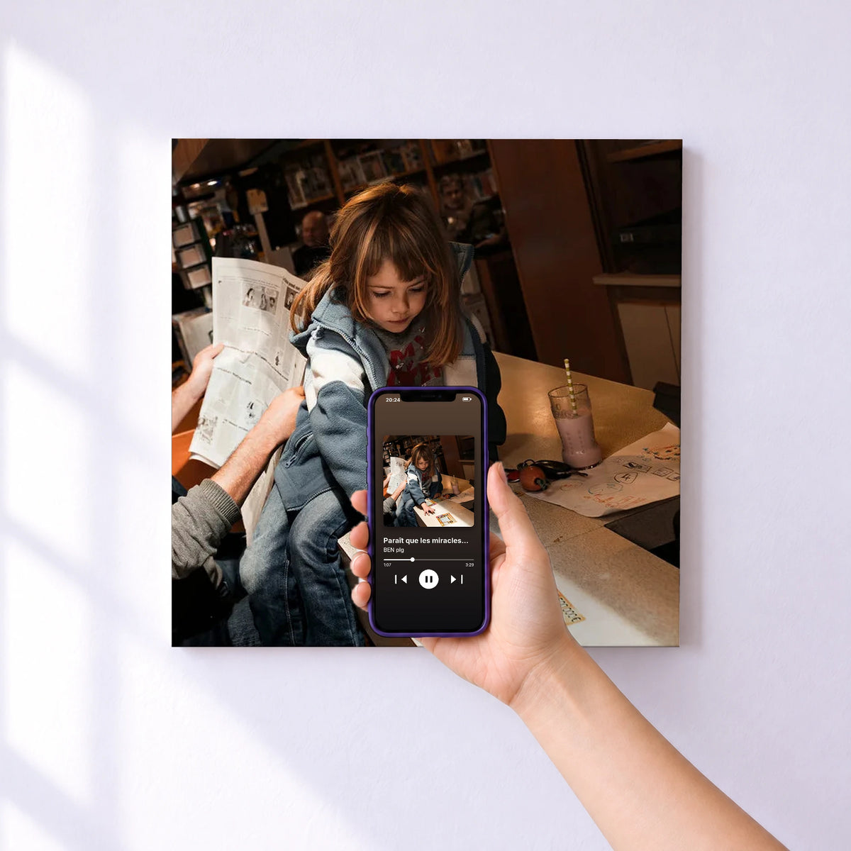 Affiche connectée Paraît que les miracles n'existent pas de BEN plg au mur : l'album se lance en approchant le téléphone