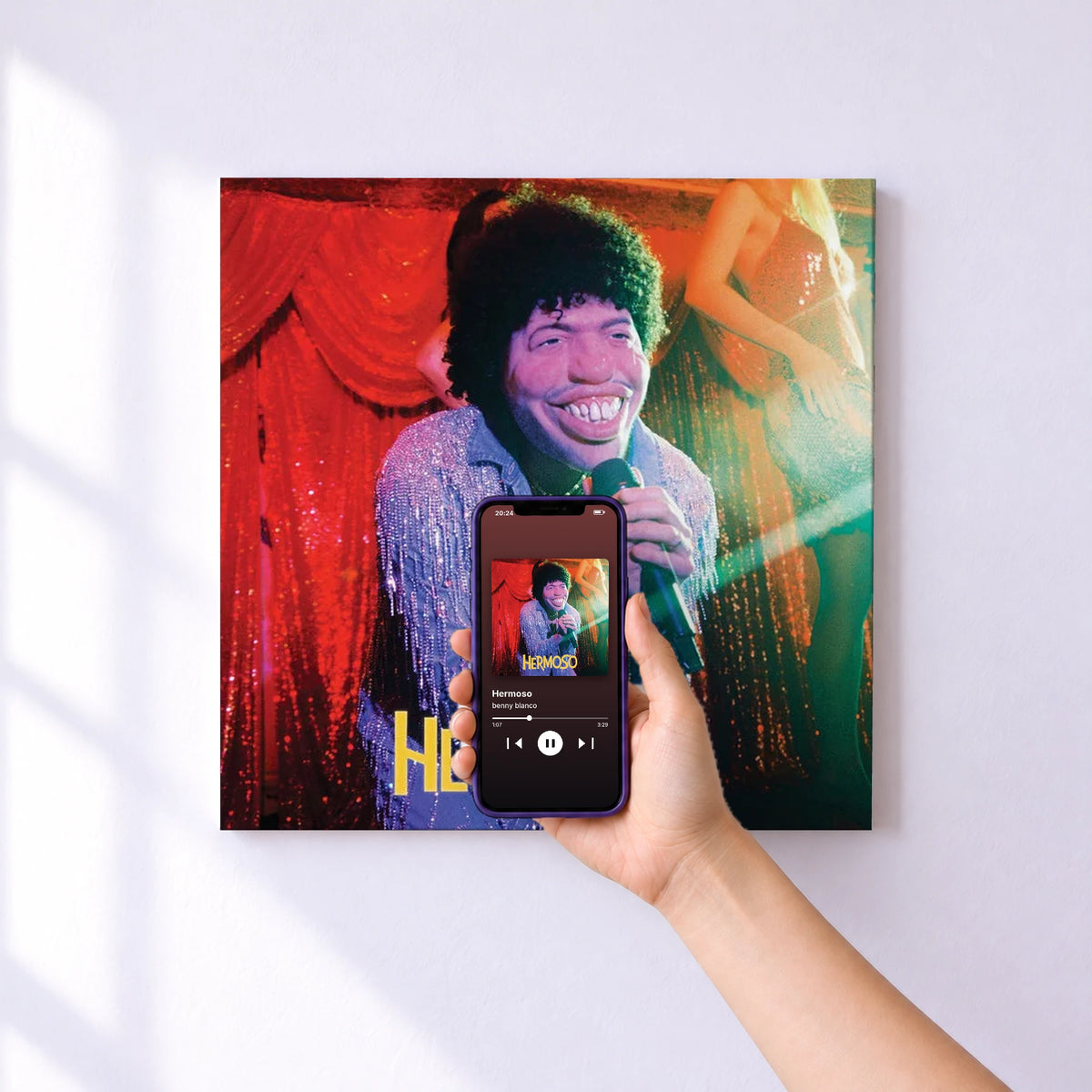 Affiche connectée Hermoso de benny blanco au mur : l'album se lance en approchant le téléphone