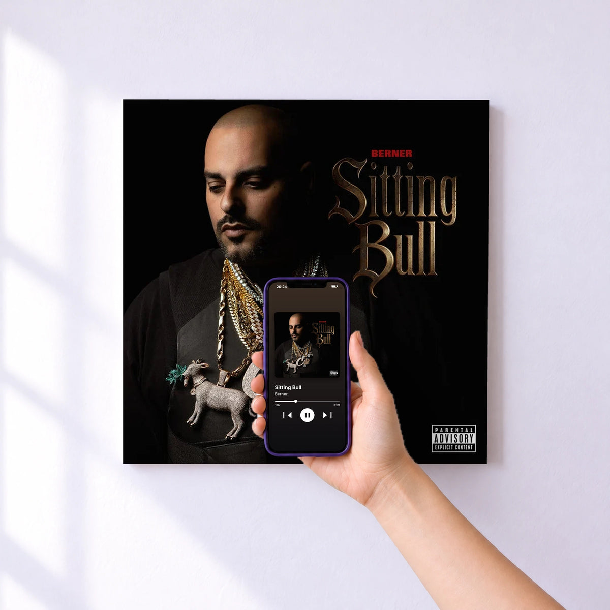 Affiche connectée Sitting Bull de Berner au mur : l'album se lance en approchant le téléphone