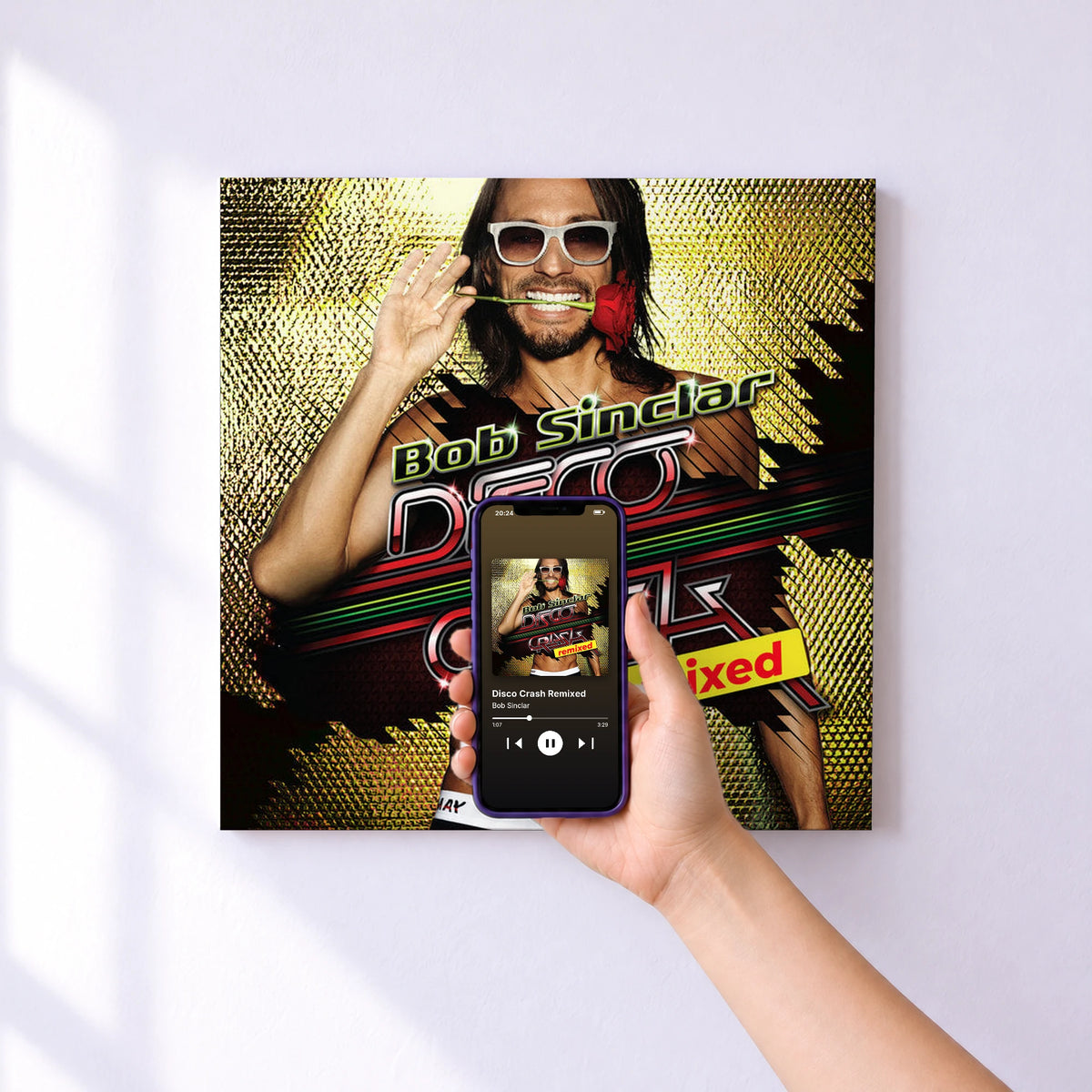 Affiche connectée Disco Crash Remixed de Bob Sinclar au mur : l'album se lance en approchant le téléphone