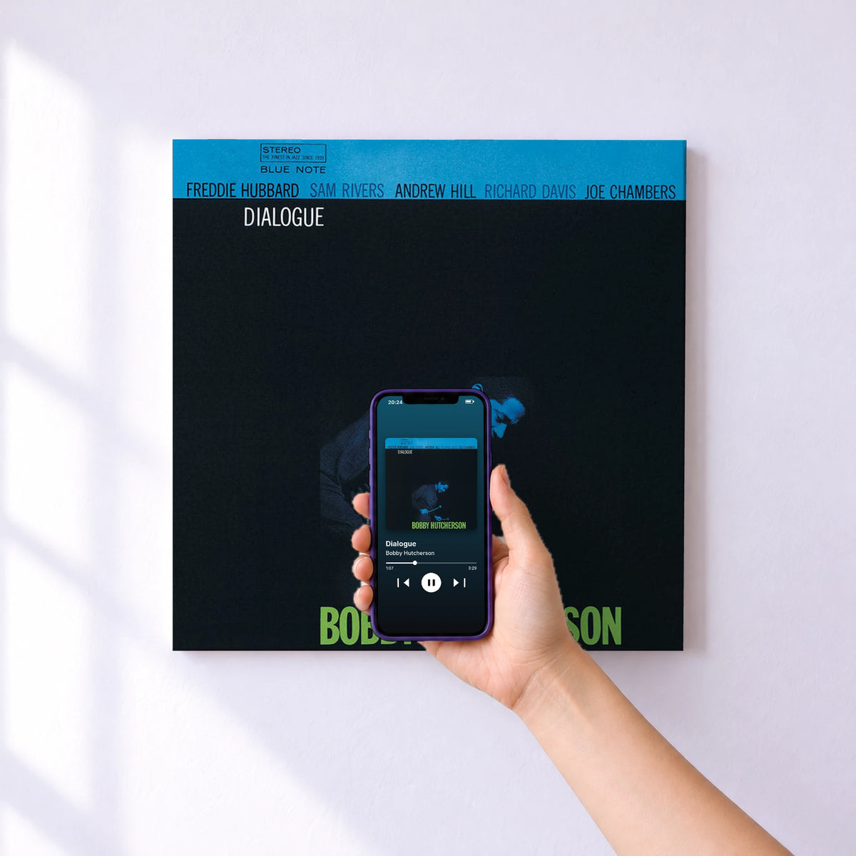 Affiche connectée Dialogue de Bobby Hutcherson au mur : l'album se lance en approchant le téléphone