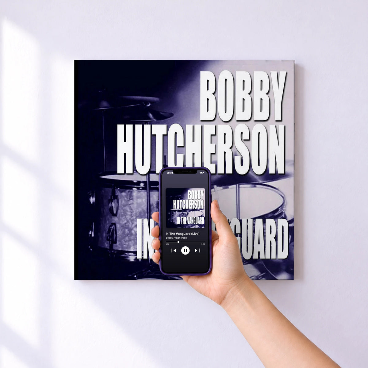 Affiche connectée In The Vanguard (Live) de Bobby Hutcherson au mur : l'album se lance en approchant le téléphone