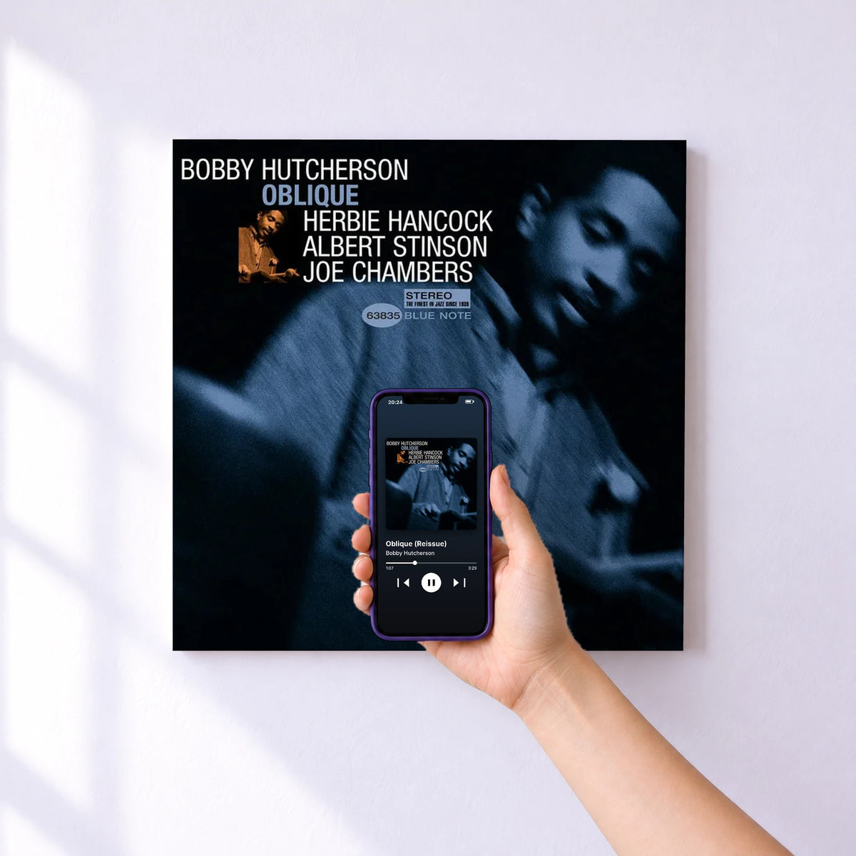 Affiche connectée Oblique (Reissue) de Bobby Hutcherson au mur : l'album se lance en approchant le téléphone