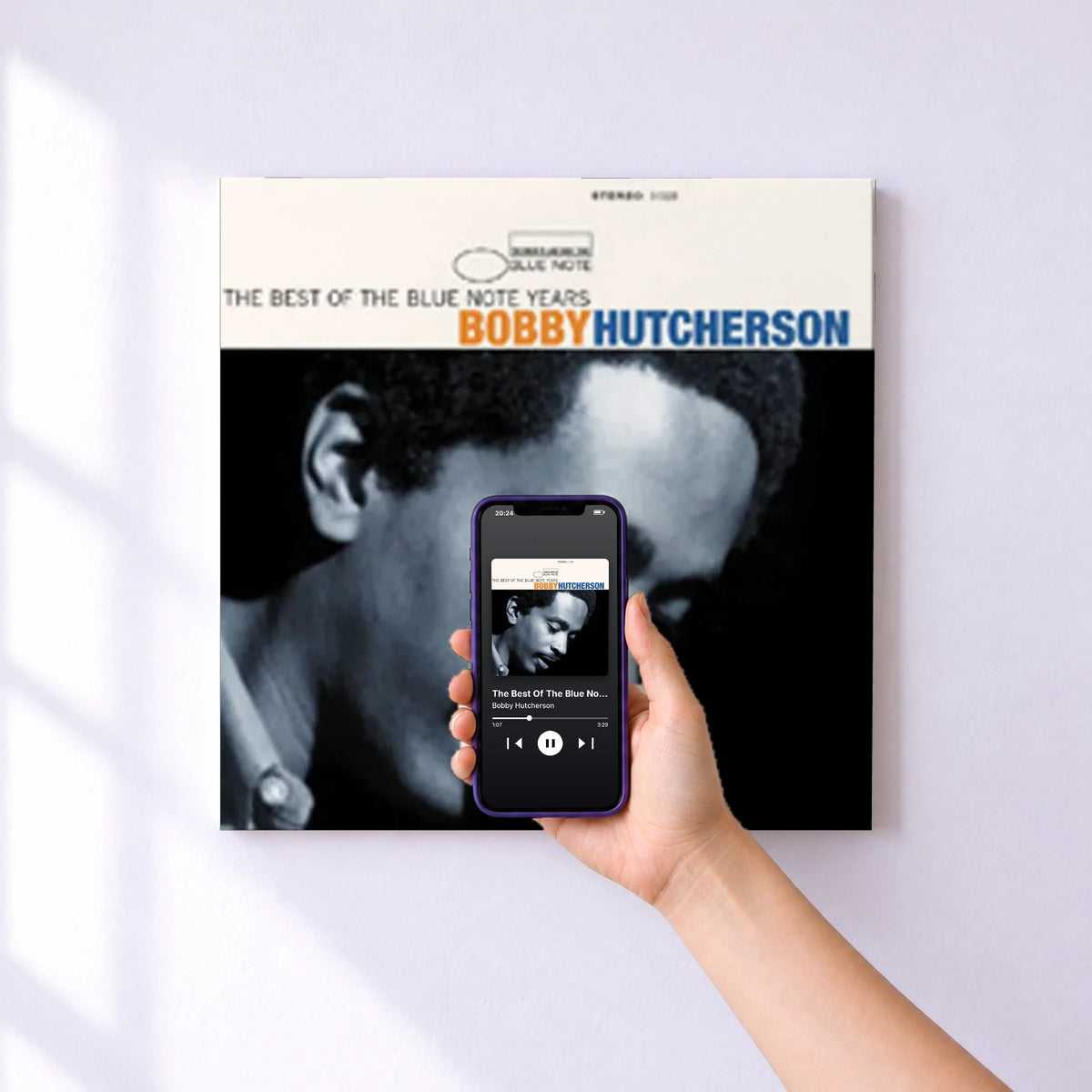 Affiche connectée The Best Of The Blue Note Years de Bobby Hutcherson au mur : l'album se lance en approchant le téléphone