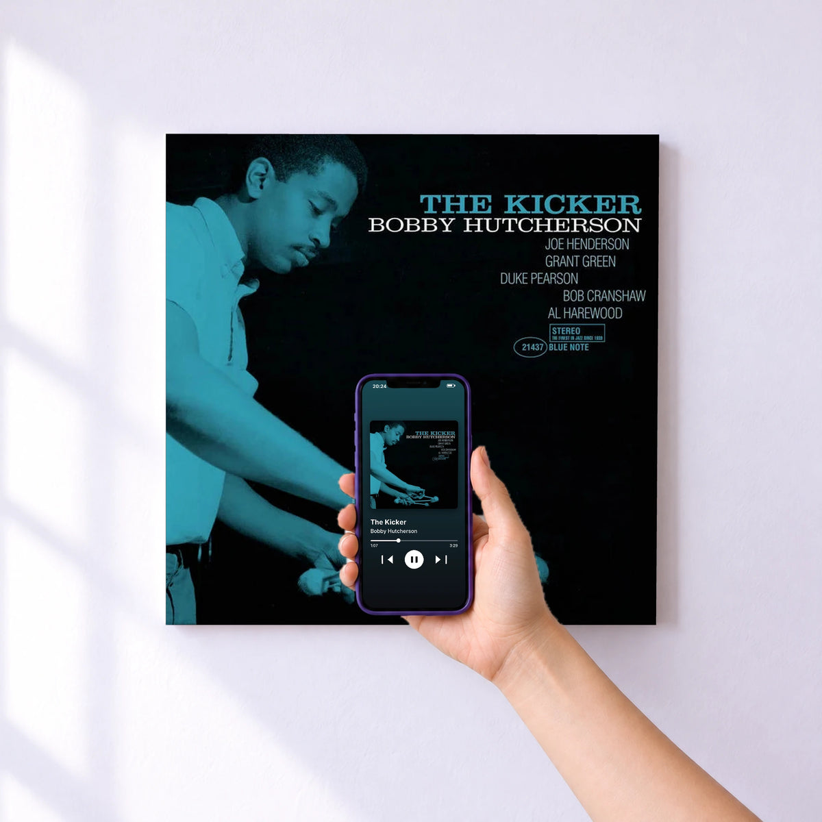 Affiche connectée The Kicker de Bobby Hutcherson au mur : l'album se lance en approchant le téléphone