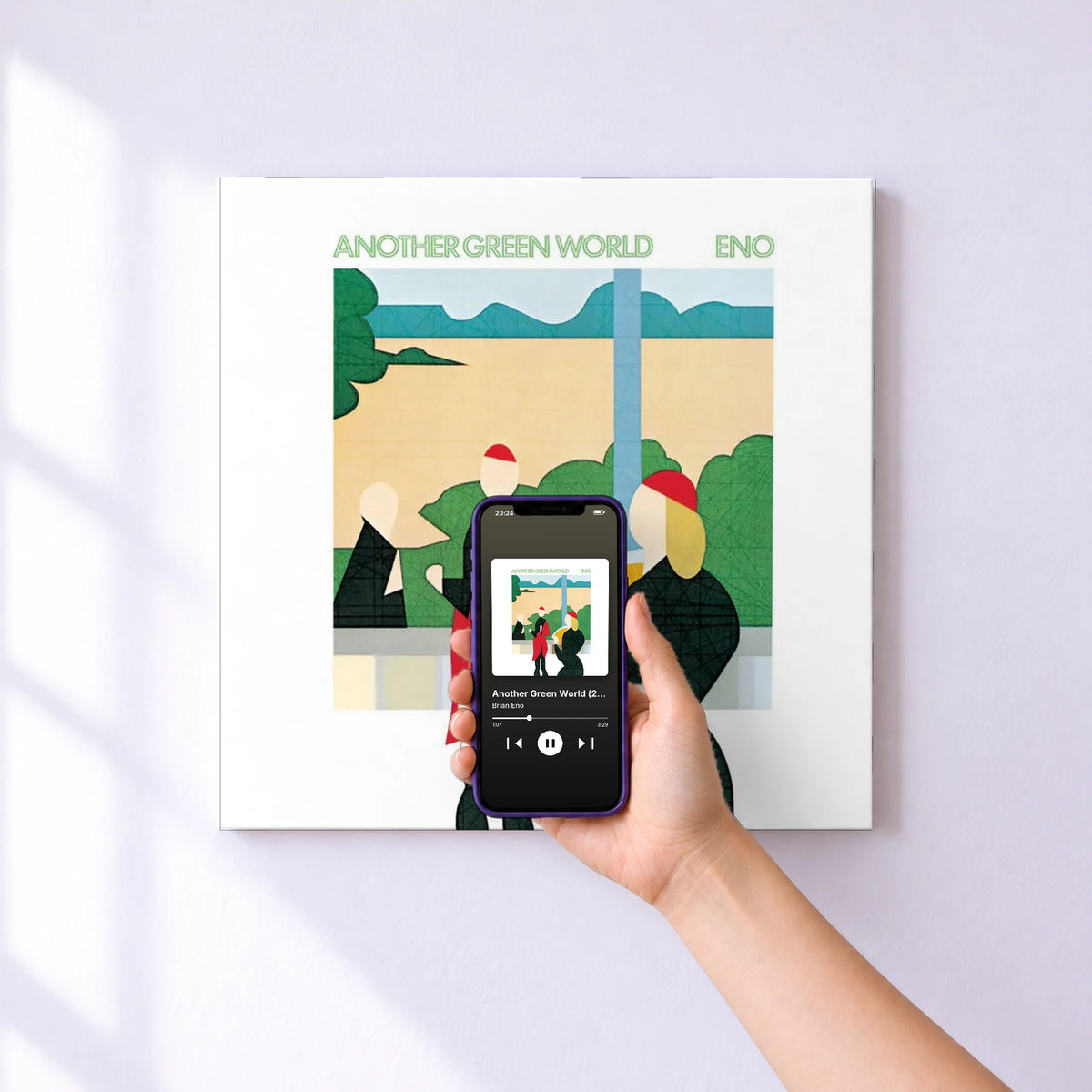 Affiche connectée Another Green World (2004 Remaster) de Brian Eno au mur : l'album se lance en approchant le téléphone