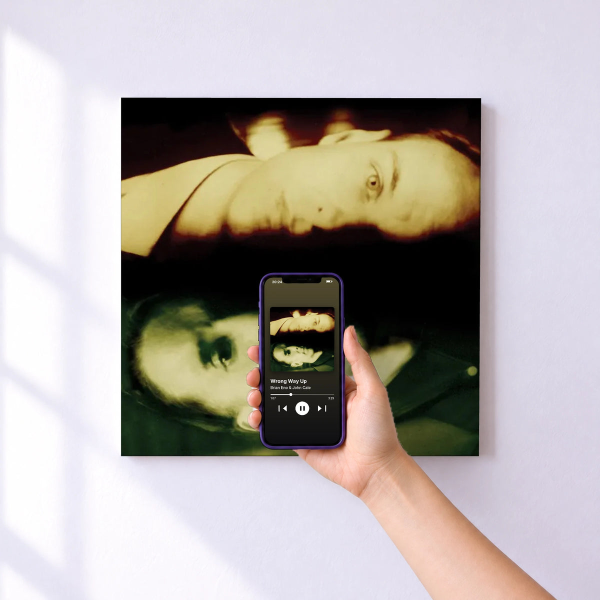 Affiche connectée Wrong Way Up de Brian Eno & John Cale au mur : l'album se lance en approchant le téléphone