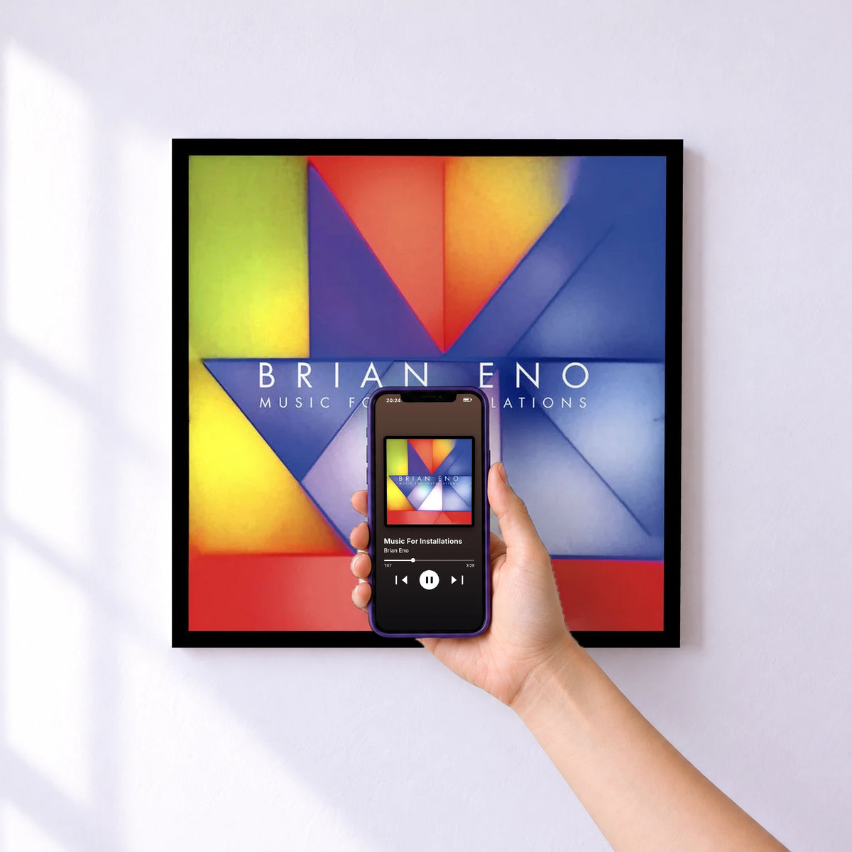 Affiche connectée Music For Installations de Brian Eno au mur : l'album se lance en approchant le téléphone