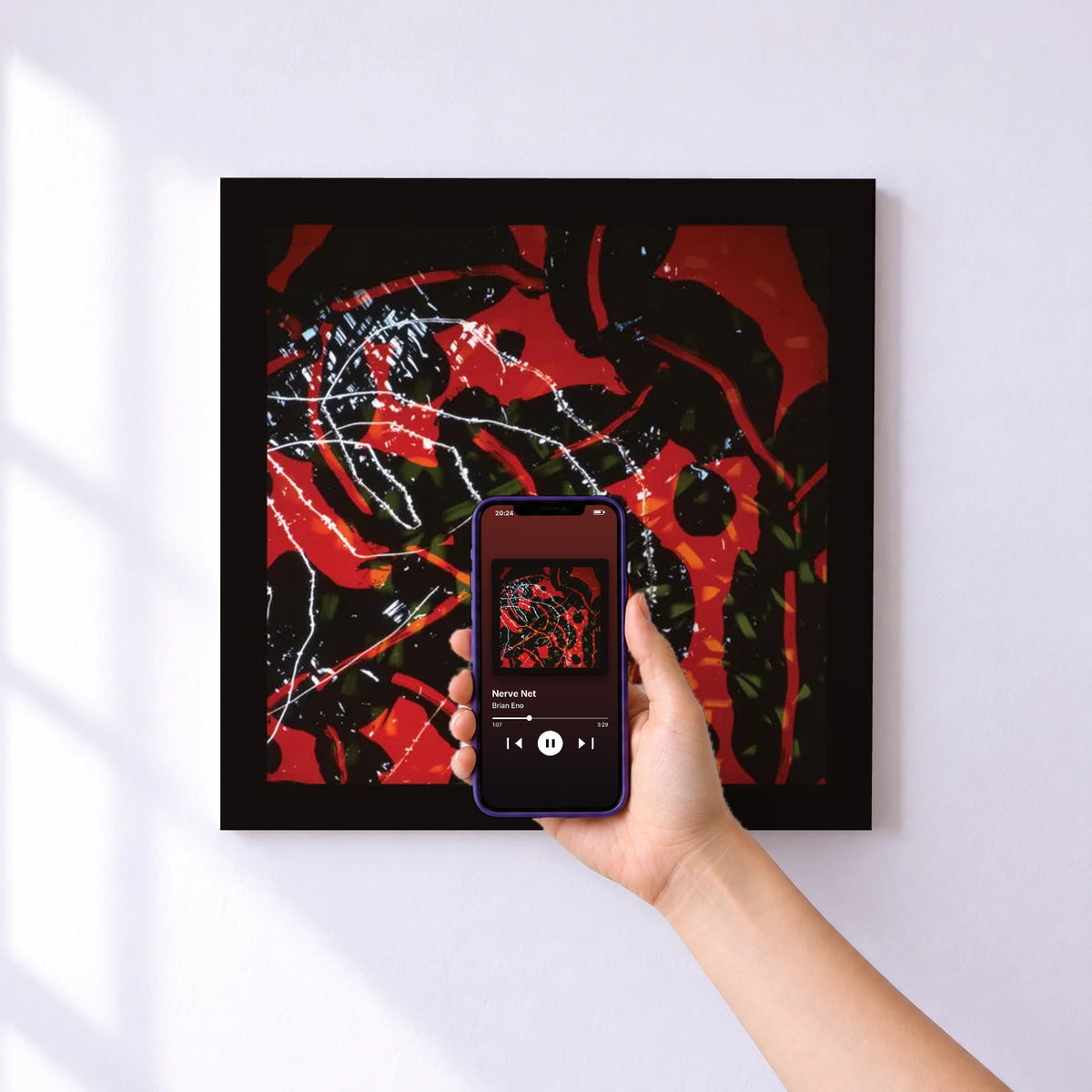 Affiche connectée Nerve Net de Brian Eno au mur : l'album se lance en approchant le téléphone