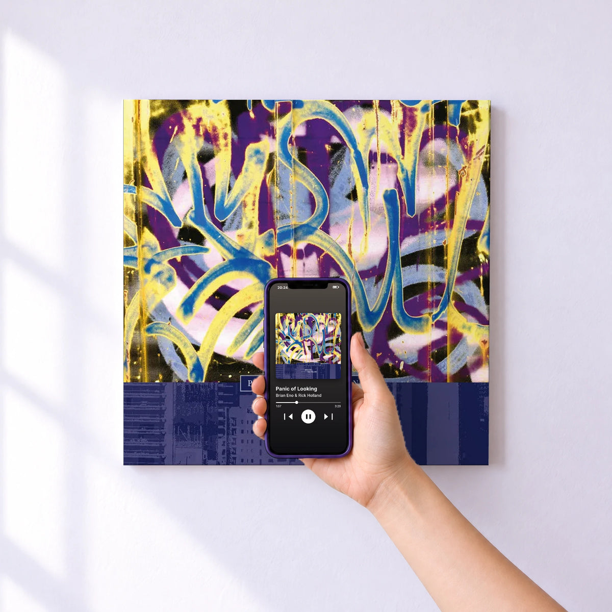 Affiche connectée Panic of Looking de Brian Eno & Rick Holland au mur : l'album se lance en approchant le téléphone