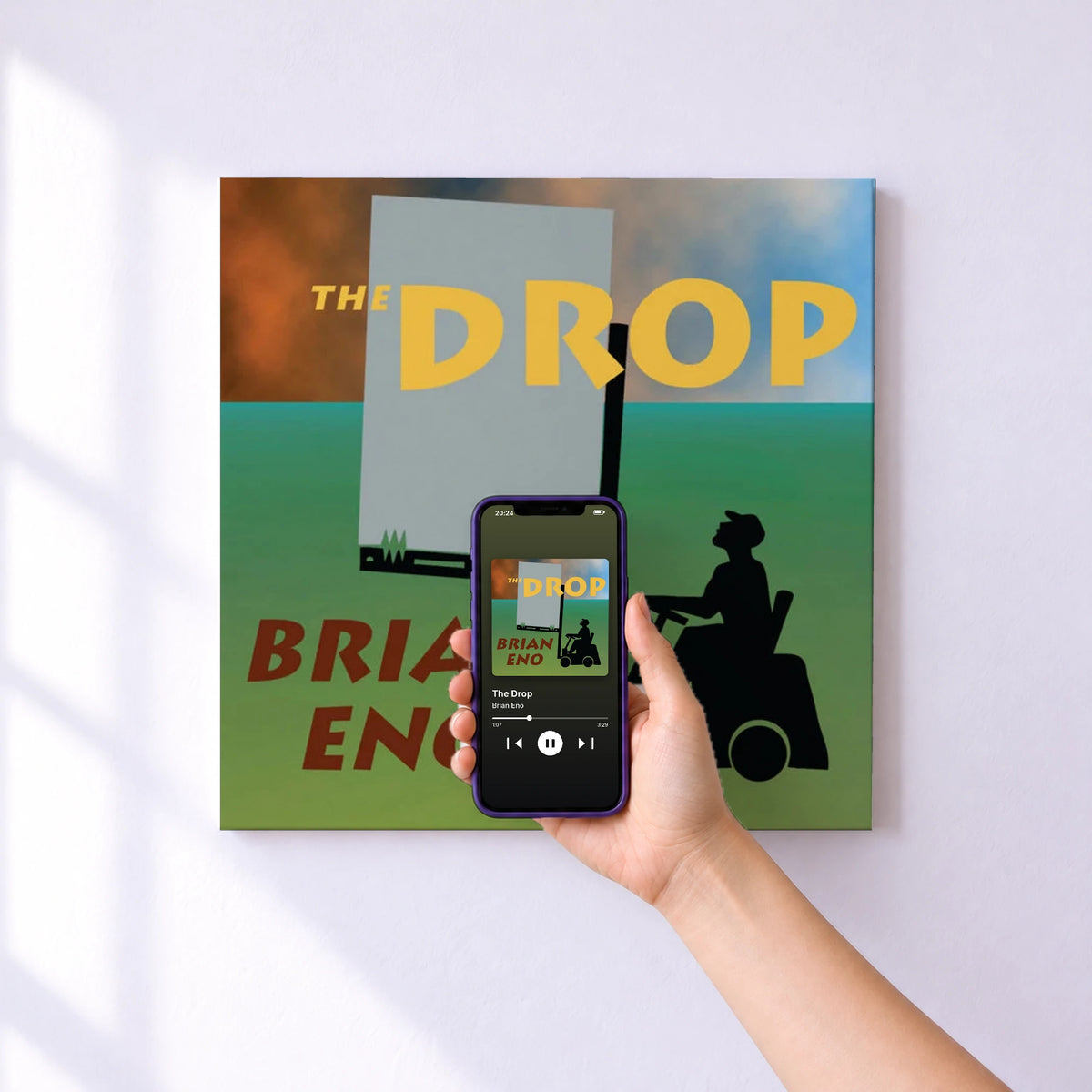 Affiche connectée The Drop de Brian Eno au mur : l'album se lance en approchant le téléphone