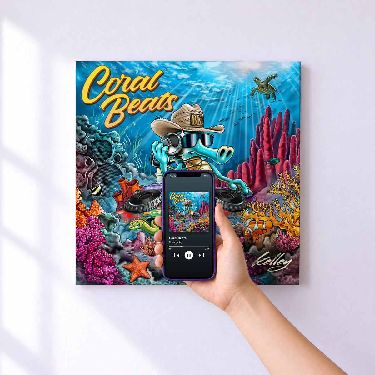 Affiche connectée Coral Beats de Brian Kelley au mur : l'album se lance en approchant le téléphone