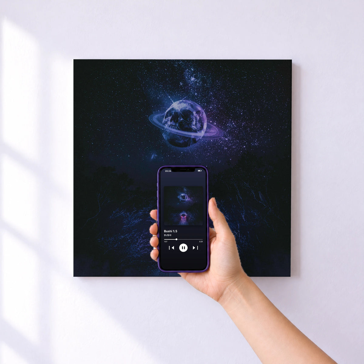 Affiche connectée Bushi 1.5 de BU$HI au mur : l'album se lance en approchant le téléphone