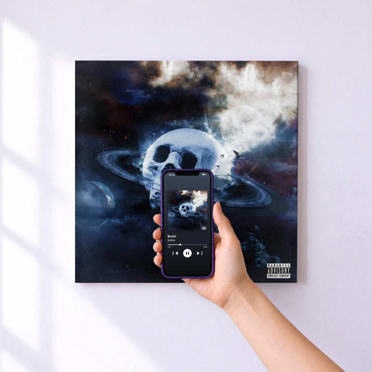 Affiche connectée Bushi de BU$HI au mur : l'album se lance en approchant le téléphone
