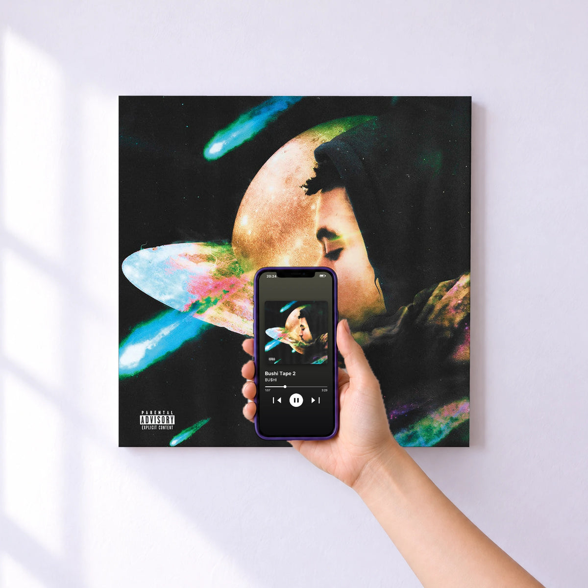 Affiche connectée Bushi Tape 2 de BU$HI au mur : l'album se lance en approchant le téléphone