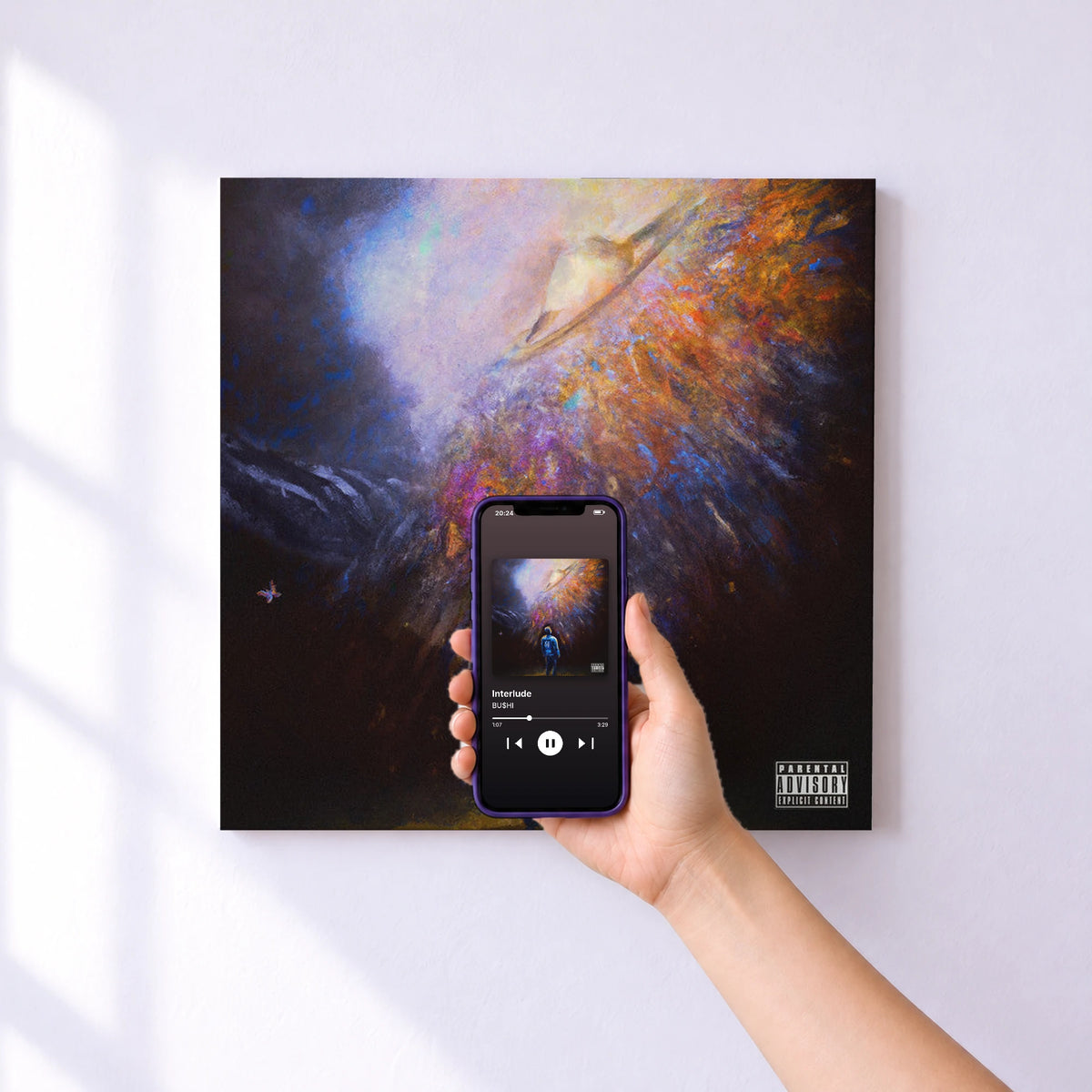Affiche connectée Interlude de BU$HI au mur : l'album se lance en approchant le téléphone
