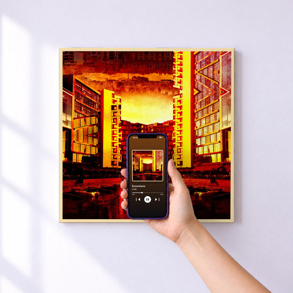Affiche connectée Excursions de C418 au mur : l'album se lance en approchant le téléphone
