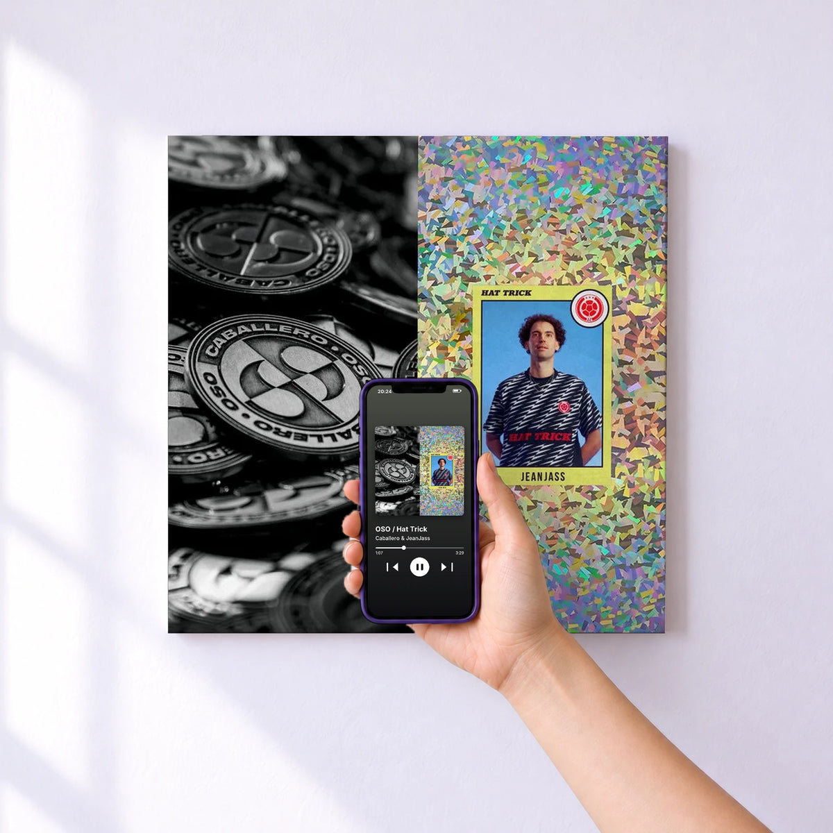 Affiche connectée OSO / Hat Trick de Caballero & JeanJass au mur : l'album se lance en approchant le téléphone