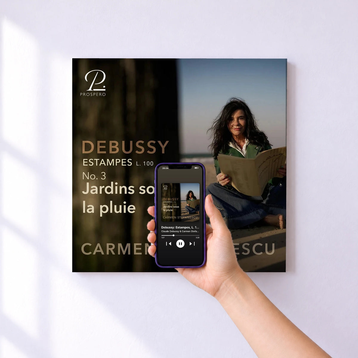 Affiche connectée Debussy: Estampes, L. 100: No. 3, Jardins sous la pluie de Claude Debussy & Carmen Stefanescu au mur : l'album se lance en approchant le téléphone