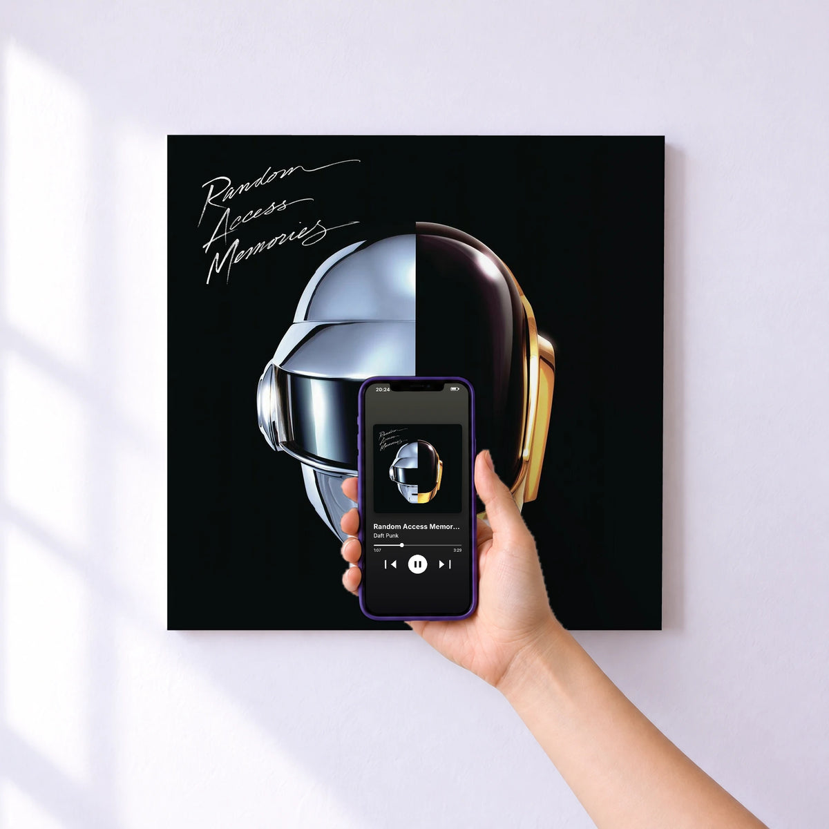 Affiche connectée Random Access Memories de Daft Punk au mur : l'album se lance en approchant le téléphone