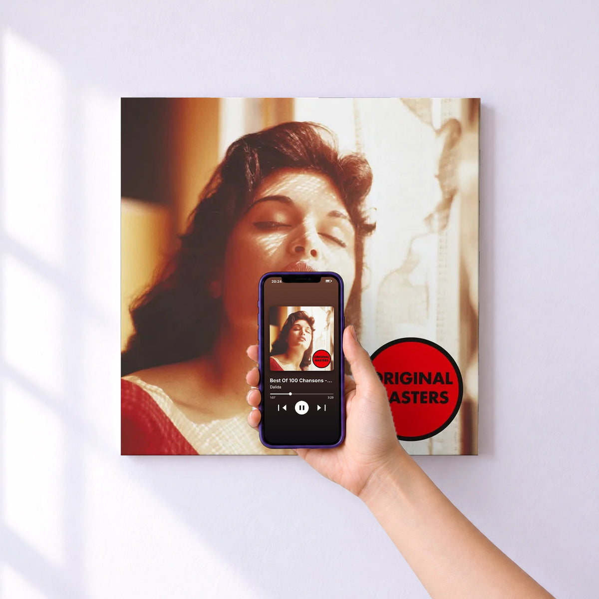 Affiche connectée Best Of 100 Chansons - 1956-1962 de Dalida au mur : l'album se lance en approchant le téléphone