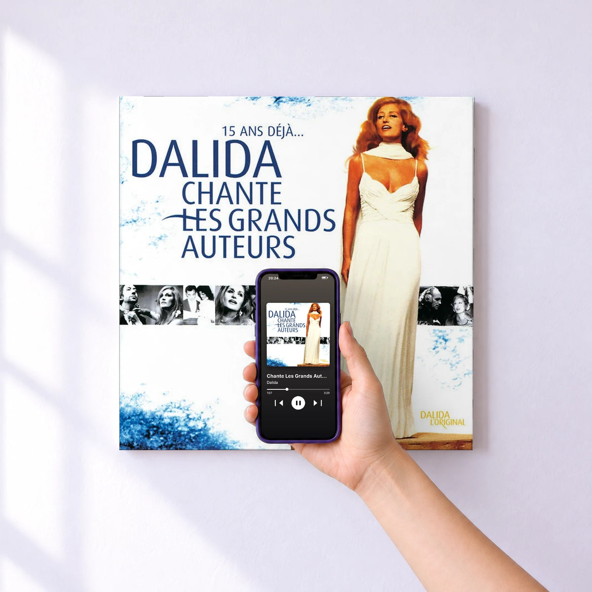 Affiche connectée Chante Les Grands Auteurs de Dalida au mur : l'album se lance en approchant le téléphone