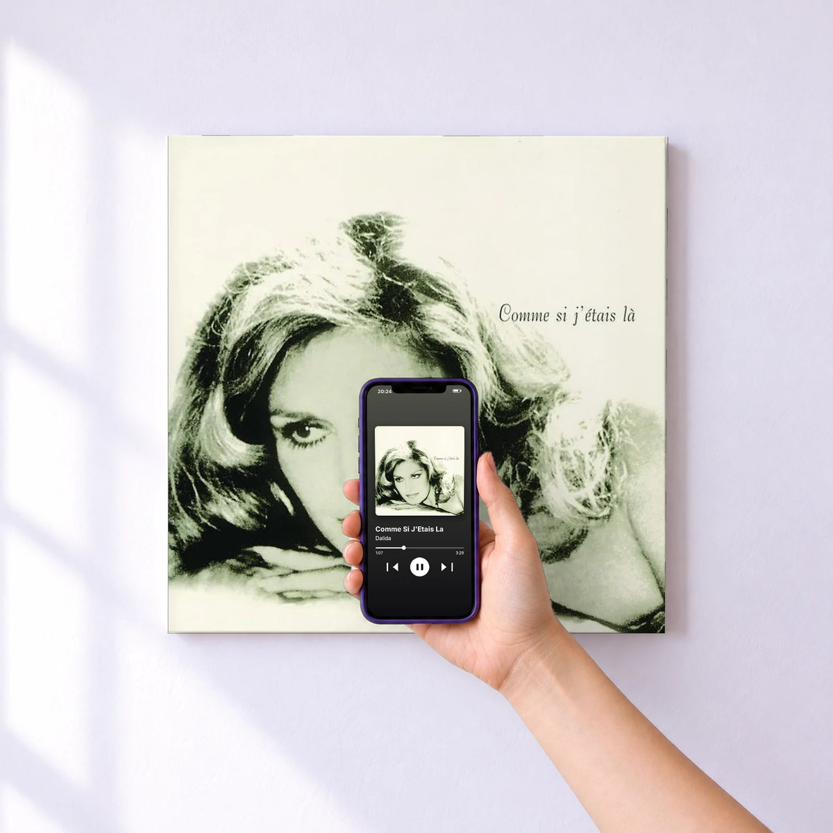Affiche connectée Comme Si J'Etais La de Dalida au mur : l'album se lance en approchant le téléphone