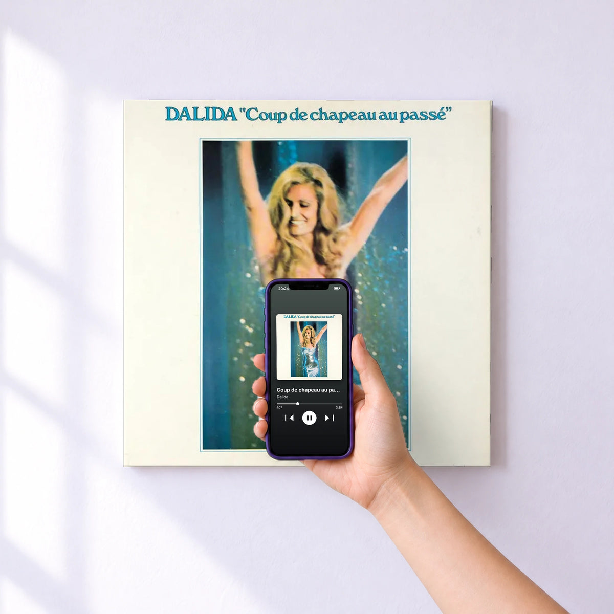 Affiche connectée Coup de chapeau au passé de Dalida au mur : l'album se lance en approchant le téléphone