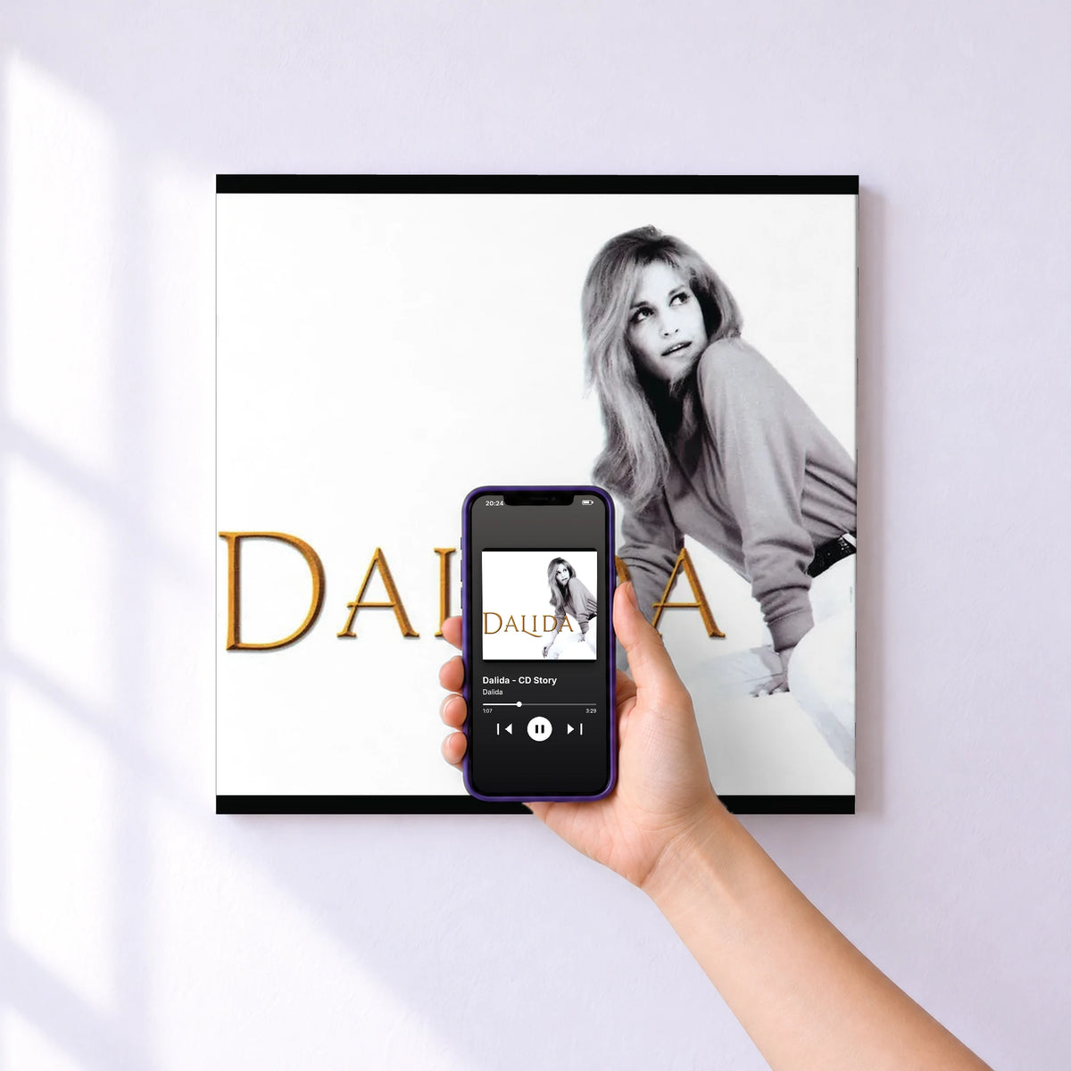 Affiche connectée Dalida - CD Story de Dalida au mur : l'album se lance en approchant le téléphone