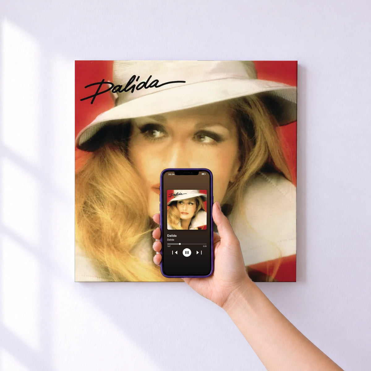 Affiche connectée Dalida de Dalida au mur : l'album se lance en approchant le téléphone