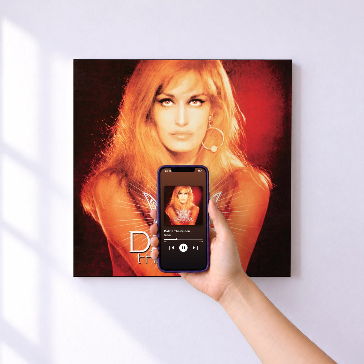 Affiche connectée Dalida The Queen de Dalida au mur : l'album se lance en approchant le téléphone