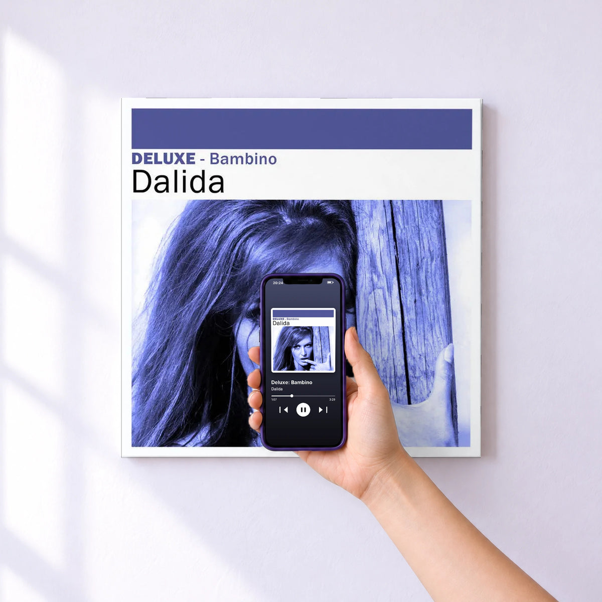 Affiche connectée Deluxe: Bambino de Dalida au mur : l'album se lance en approchant le téléphone
